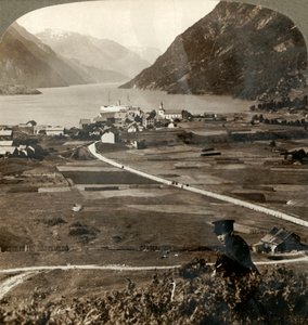 Dächer des Dorfes und sonnige Felder von Odde, N. am engen bergumgebenen Sorfjord, Norwegen