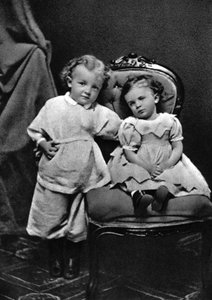 Wladimir Iljitsch Lenin, russischer bolschewistischer Revolutionsführer, im Alter von 4 Jahren, mit seiner Schwester Olga, 1874