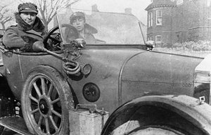 Freiwillige Fahrerinnen in einem Wolseley, gespendet für den Kriegseinsatz, Cambridge, Erster Weltkrieg, 1915 von Unbekannt