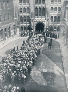 Warten auf den Eintritt in die Guildhall für Mr. Asquiths erste große Aufruf zur Waffenversammlung, 1914 von Unbekannt