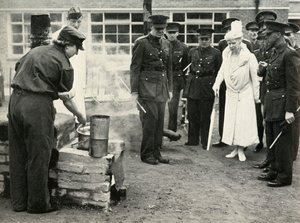 Beobachtung von A.T.S.-Mädchen bei der Arbeit... Armeeschule für Kochkunst in Aldershot, um 1941, 1951 von Unbekannt