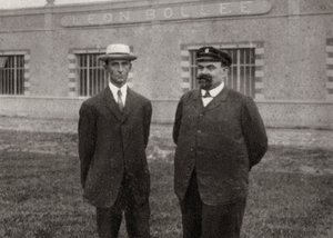 Wilbur Wright, amerikanischer Flieger, und Léon Bollée, französischer Erfinder und Automobilhersteller, 1908