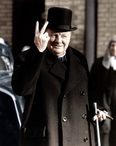 Winston Churchill zeigt sein berühmtes V-Zeichen für den Sieg, 1942 von Unbekannt