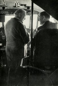 Winston Churchill spricht mit Kapitän Shakespeare vom Flugboot Berwick, c1939-c1944, 1946