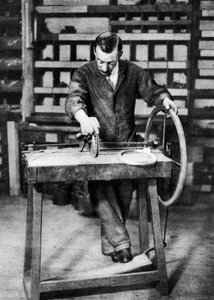 Draht wird zu Federn für Federschlösser gewickelt, London, 1926-1927