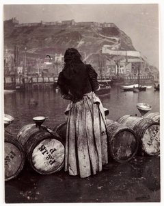 Frau und Fässer, Whitby Hafen, um 1905