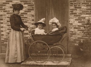 Frau und Kinder im Kinderwagen, 1937