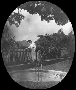 Frau an einem Teich in einem Garten, Rio de Janeiro, Brasilien von Unbekannt