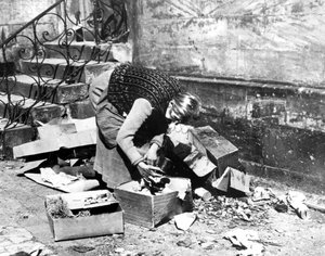 Frau sucht nach Essen, Bayreuth, Deutschland, April 1945