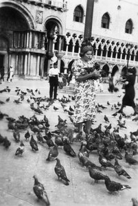 Frau umgeben von Tauben, Markusplatz, Venedig, Italien, 1938
