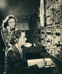 Frauen haben die Jobs der Männer übernommen. BBC-Kontrollraum während einer Sendung, 1942