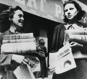 Frauen verkaufen deutsche Zeitungen, deutsch besetztes Paris, 19. Juli 1940
