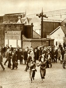 Arbeiter verlassen...nachdem der Bau des Cunarder 534 eingestellt wurde, Dezember 1931, 1935 von Unbekannt