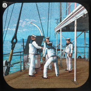 Arbeiten an einer 3-Pfünder-Kanone -- H.M.S. Blake, um 1900