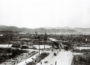 Zweiter Weltkrieg: Ruinen von Hiroshima nach dem Atombombenabwurf, 6. August von Unbekannt