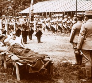Verwundeter Offizier salutiert die Flagge, ca. 1914-1918
