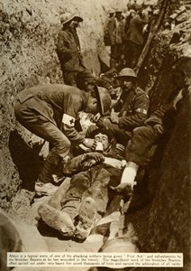 Verwundeter Soldat wird in den Schützengräben behandelt, Schlacht an der Somme, Erster Weltkrieg, 1916, 1935