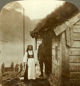 Junge Bauern aus der Nordfjord-Region - vor ihrem Häuschen, Norwegen, um 1905