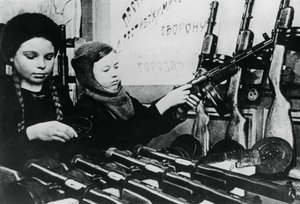 Junge Mädchen montieren Maschinengewehre in einer russischen Fabrik, 1943
