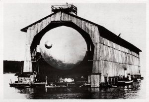 Zeppelin LZ1 in einem schwimmenden Hangar in Manzell, Friedrichshafen, Deutschland, 1900 von Unbekannt