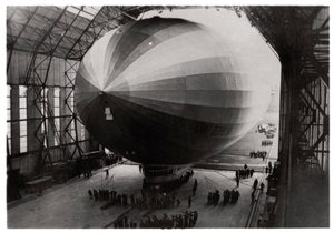 Zeppelin LZ 127 Graf Zeppelin fährt in seinen Hangar, 1933 von Unbekannt