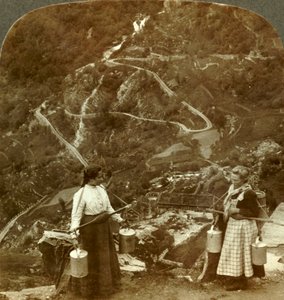 Zickzacks der berühmten Grjotlid-Straße - Bergmilchmädchen entlang des Weges bei Marok, Norwegen, ca. 1905