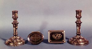 Ein Paar Louis XVI Kerzenhalter, eingelegt mit Gold und Perlmutt, mit zwei englischen 18. Jahrhundert Pique-Point-Boxen
