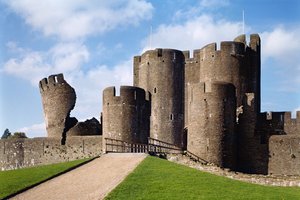 Caerphilly Castle, Außenansicht mit Brücke und schiefem Turm, Glamorgan, Wales, fertiggestellt 1277