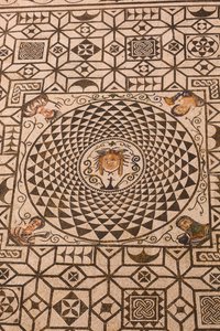 Carmona, Provinz Sevilla, Spanien. Römisches Mosaik der Medusa im Rathaus. von Unbekannt Unbekannt