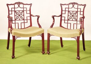 Chippendale-Mahagoni-Esszimmerstühle im chinesischen Geschmack, Oberleisten gekrönt von einer Herzogskrone und einem Greifenwappen, um 1760 von Unbekannt Unbekannt