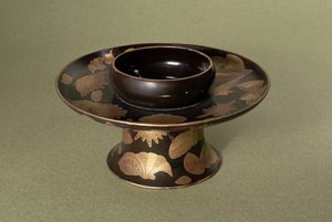 Tassenständer mit Nashiji-Dekoration (Technik, bei der unregelmäßig geformte und verteilte Goldfolienstücke unter der Oberfläche liegen), japanisch, 19. Jahrhundert