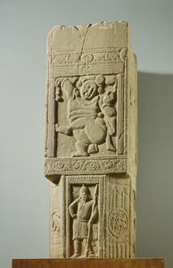 Grünlicher Kalksteinpfeiler mit einem tanzenden Zwerg und einem skythischen Soldaten, Nagarjunakonda, AP, 3. Jahrhundert n. Chr. von Unbekannt Unbekannt