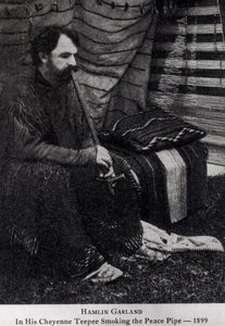 Hamlin Garland in seinem Cheyenne-Tipi, raucht eine Friedenspfeife, aus 