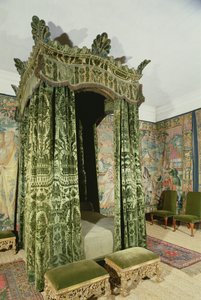 Innenansicht von Hardwick Hall, Derbyshire, zeigt das Grüne Schlafzimmer mit originalen Möbeln und Vorhängen aus dem 16. Jahrhundert