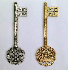 Schlüssel von links nach rechts: Zeremonieller Kammerherrenschlüssel mit königlichem Monogramm, frühes 18. Jahrhundert, vergoldet. Stahl, 18. Jahrhundert