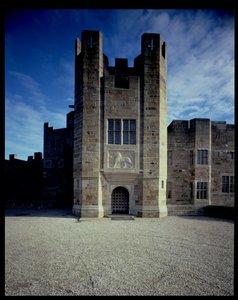 Haupteingang von Castle Drogo, entworfen von Sir Edwin Lutyens (1869-1944) 1910-30