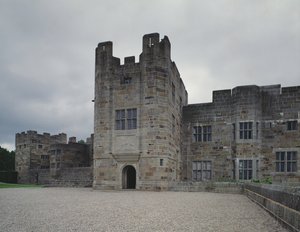 Haupteingang von Castle Drogo, entworfen von Sir Edwin Lutyens (1869-1944) 1910-30