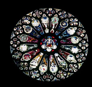 Nördliches Rosenfenster, Steinmetzarbeit aus dem 13. Jahrhundert, Glas aus der Mitte des 15. Jahrhunderts