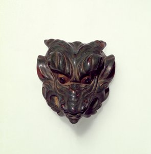 Bemalte Buchsbaum-Netsuke, geschnitzt als Modell einer Gagaku-Maske, 19. Jahrhundert von Unbekannt Unbekannt