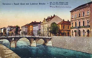 Postkarte, die Sarajevo, den Appel Quay und die Lateinerbrücke zeigt, Ort der Ermordung von Erzherzog Franz Ferdinand und seiner Frau Sophie am 28. Juni 1914, um 1920 von Unbekannt Unbekannt