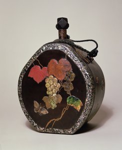 Sake-Flasche mit Perlmutt eingelegt, japanisch, wahrscheinlich 19. Jahrhundert