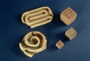 Sandstein-Würfel und Terrakotta-Labyrinthspiel, Harappa, 2300-1750 v. Chr. von Unbekannt Unbekannt