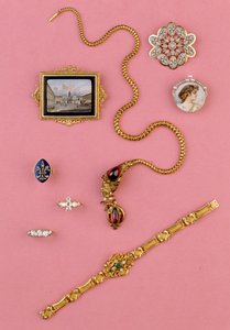 Auswahl an Schmuck des 20. Jahrhunderts: Cabochon-Granat-Schlangen-Halskette; Miniatur-Mosaik-Brosche; Smaragd- und Diamant-Cluster-Armband von Unbekannt Unbekannt