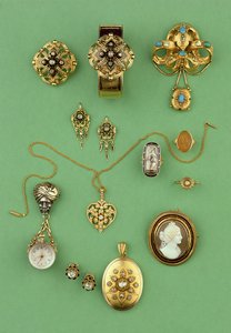 Auswahl an Schmuck: Gold- und Emaille-Armband, Gold- und Türkis-Stomacher-Brosche, Taschenuhr, Trauerring, Karneol-Kamee-Ring und Rosenschliff-Diamant-Medaillon