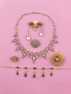 Auswahl an viktorianischem Schmuck: Turmalin- und geteilte Perlen-Fransen-Halskette; Rosendiamant-Ovalbrosche; Opal- und Diamant-Halskette; Cabochon-Amethyst-Sternbrosche; Essex-Kristall eines fauchenden Tigers von Unbekannt Unbekannt