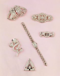 Auswahl an Diamantschmuck: Baguette- und Marquise-förmige Diamant-Spray-Brosche; Art-Deco-Diamant-Clip; Panel-Diamant-Brosche; Damen-Oblong-Gehäuse-Diamant-Uhr von Unbekannt Unbekannt