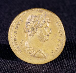 Sesterz von Hadrian aus Newcastle Upon Tyne, 132 n. Chr. Zeigt die Büste von Hadrian als siegreichen Kommandanten von Unbekannt Unbekannt