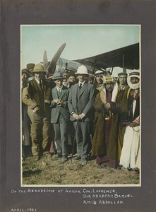 T.E. Lawrence, Sir Herbert Samuel und Amir Abdullah auf dem Flugplatz Amman, Jordanien, 1921 (handkolorierter Druck) von Unbekannt Unbekannt