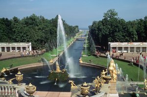 Blick auf den Samson-Brunnen und den Kanal, Peterhof-Palast von Unbekannt Unbekannt