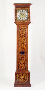 Langgehäuseuhr mit Walnuss-Marketerie von James Clowes (tätig 1671-89) von Unbekannt Unbekannt